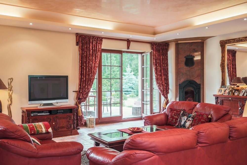 Styl kolonialny we wnętrzach – przykłady mebli i aranżacji